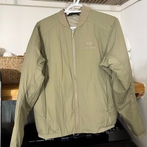 Women's Arc'teryx Atom Short Jacket in Fallow - Small